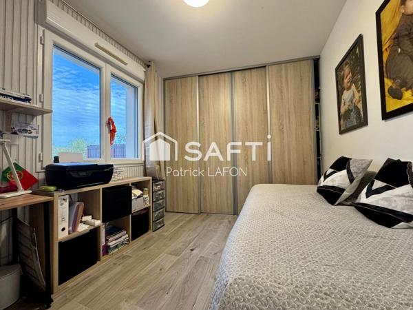 Villa récente avec garage proche écoles.