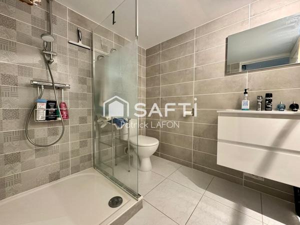 Villa récente avec garage proche écoles.