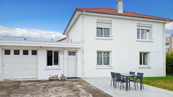 Maison de ville 4 chambres avec jardin et garages à Bellerive / Allier 03700