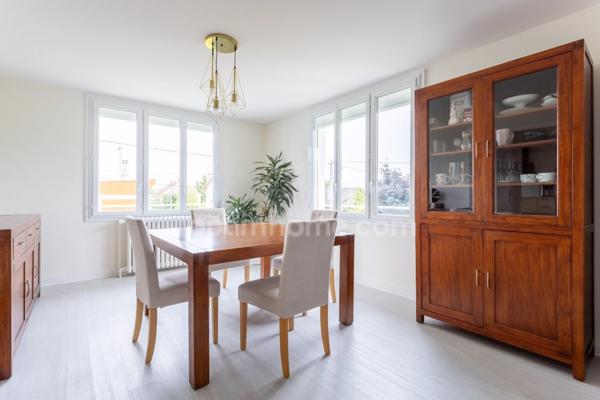 Maison de ville 4 chambres avec jardin et garages à Bellerive / Allier 03700