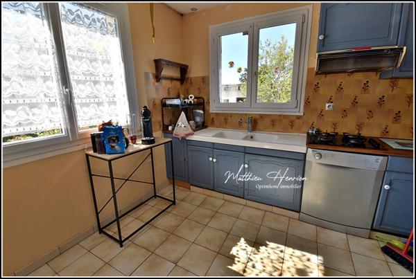 Maison familiale 4 chambres avec vie de plain-pied, sous-sol total et jardin de 1 380 m²