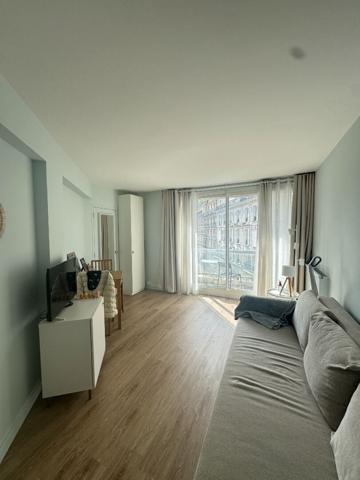 Studio avec balcon Paris 15ème Proximité Université ASSAS