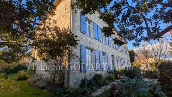 Maison de maître 14 pièces avec dépendances et puits