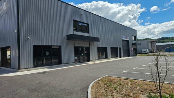 SAINT GENIX LES VILLAGES - Local commercial - 200M² Parking