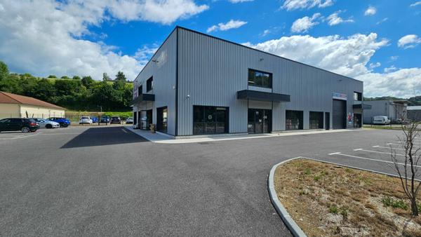 SAINT GENIX LES VILLAGES - Local commercial - 200M² Parking