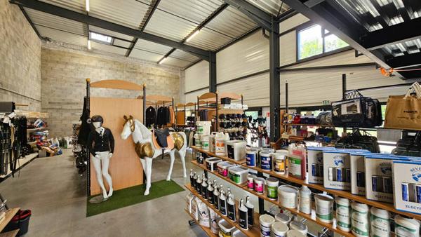 SAINT GENIX LES VILLAGES - Local commercial - 200M² Parking