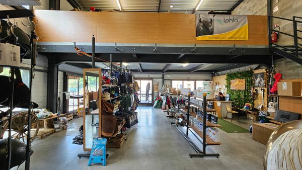 SAINT GENIX LES VILLAGES - Local commercial - 200M² Parking