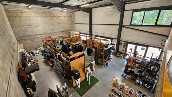 SAINT GENIX LES VILLAGES - Local commercial - 200M² Parking