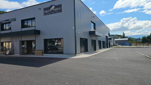 SAINT GENIX LES VILLAGES - Local commercial - 200M² Parking