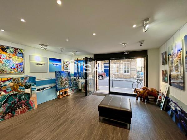 Murs commerciaux de 90 m² (105 au sol), entre Gambetta et Tourny avec cour intérieure.