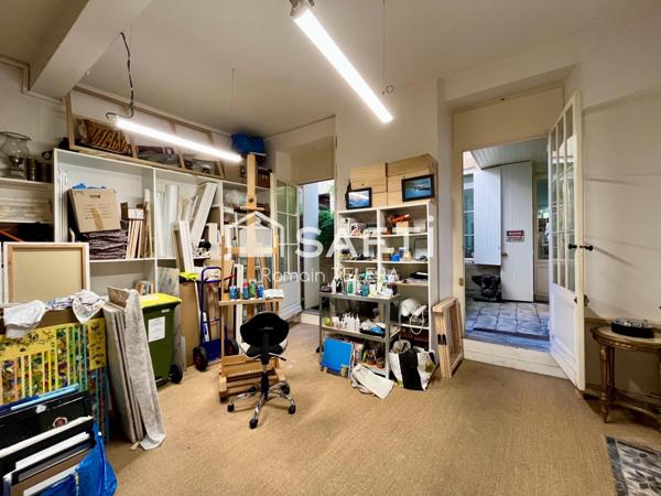 Murs commerciaux de 90 m² (105 au sol), entre Gambetta et Tourny avec cour intérieure.