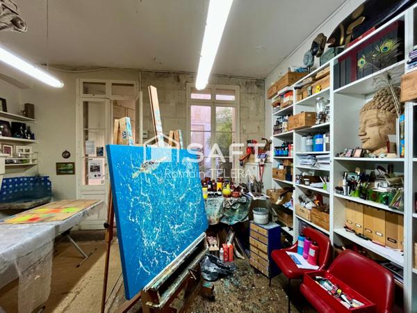 Murs commerciaux de 90 m² (105 au sol), entre Gambetta et Tourny avec cour intérieure.