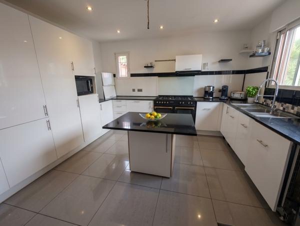 Maison familiale 4 faces sur terrain piscinable