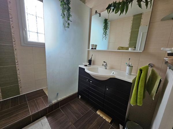 A VENDRE entre ANGERS et SAINT BARTHELEMY D'ANJOU Maison avec vie de plain,  5 chambres et jardin