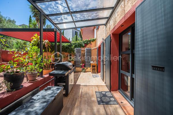 A La Valette-du-Var, dans un quartier résidentiel apprécié, proche de l'Avenue 83 et de toutes commodités,
Découvrez cette superbe villa d'environ 115 m² habitables, entièrement rénovée avec des prestations de qualité et pensée pour le confort quotidien.

Dès l'entrée, vous serez séduits par sa vaste pièce de vie d'environ 37 m² baignée de lumière, composée d'un salon-séjour chaleureux ouvrant sur une agréable terrasse et le jardin. La grande cuisine indépendante, conviviale et fonctionnelle, offre un espace idéal pour partager de beaux moments en famille ou entre amis.

Côté nuit, la maison dispose de quatre belles chambres, parfaites pour accueillir une famille ou aménager un bureau selon vos besoins.

Aucun travaux à prévoir : menuiseries refaites, prestations soignées, panneaux solaires pour une meilleure maîtrise des dépenses énergétiques... tout a été pensé pour vous offrir une maison clé en main.

Au sous-sol, un grand garage, une grande buanderie avec fenêtres et adoucisseur d'eau et une cave viennent compléter ce très bel ensemble pour vous rendre la vie encore plus agréable. Une place de stationnement privatif devant le garage et des places libres proche de la maison vous rendra le quotidien plaisant.

Une maison familiale où il ne reste plus qu'à poser ses valises.
Une opportunité rare sur le secteur de La Valette-du-Var, alors appelez-moi pour programmer une visite