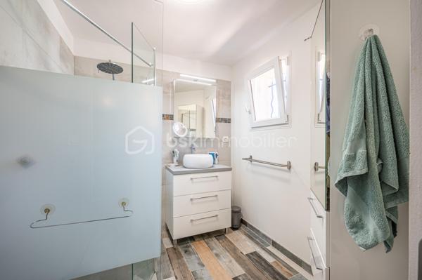 A La Valette-du-Var, dans un quartier résidentiel apprécié, proche de l'Avenue 83 et de toutes commodités,
Découvrez cette superbe villa d'environ 115 m² habitables, entièrement rénovée avec des prestations de qualité et pensée pour le confort quotidien.

Dès l'entrée, vous serez séduits par sa vaste pièce de vie d'environ 37 m² baignée de lumière, composée d'un salon-séjour chaleureux ouvrant sur une agréable terrasse et le jardin. La grande cuisine indépendante, conviviale et fonctionnelle, offre un espace idéal pour partager de beaux moments en famille ou entre amis.

Côté nuit, la maison dispose de quatre belles chambres, parfaites pour accueillir une famille ou aménager un bureau selon vos besoins.

Aucun travaux à prévoir : menuiseries refaites, prestations soignées, panneaux solaires pour une meilleure maîtrise des dépenses énergétiques... tout a été pensé pour vous offrir une maison clé en main.

Au sous-sol, un grand garage, une grande buanderie avec fenêtres et adoucisseur d'eau et une cave viennent compléter ce très bel ensemble pour vous rendre la vie encore plus agréable. Une place de stationnement privatif devant le garage et des places libres proche de la maison vous rendra le quotidien plaisant.

Une maison familiale où il ne reste plus qu'à poser ses valises.
Une opportunité rare sur le secteur de La Valette-du-Var, alors appelez-moi pour programmer une visite