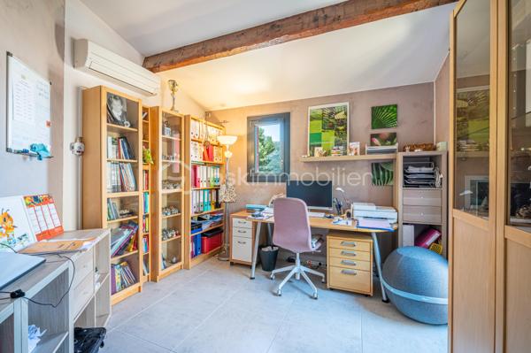 A La Valette-du-Var, dans un quartier résidentiel apprécié, proche de l'Avenue 83 et de toutes commodités,
Découvrez cette superbe villa d'environ 115 m² habitables, entièrement rénovée avec des prestations de qualité et pensée pour le confort quotidien.

Dès l'entrée, vous serez séduits par sa vaste pièce de vie d'environ 37 m² baignée de lumière, composée d'un salon-séjour chaleureux ouvrant sur une agréable terrasse et le jardin. La grande cuisine indépendante, conviviale et fonctionnelle, offre un espace idéal pour partager de beaux moments en famille ou entre amis.

Côté nuit, la maison dispose de quatre belles chambres, parfaites pour accueillir une famille ou aménager un bureau selon vos besoins.

Aucun travaux à prévoir : menuiseries refaites, prestations soignées, panneaux solaires pour une meilleure maîtrise des dépenses énergétiques... tout a été pensé pour vous offrir une maison clé en main.

Au sous-sol, un grand garage, une grande buanderie avec fenêtres et adoucisseur d'eau et une cave viennent compléter ce très bel ensemble pour vous rendre la vie encore plus agréable. Une place de stationnement privatif devant le garage et des places libres proche de la maison vous rendra le quotidien plaisant.

Une maison familiale où il ne reste plus qu'à poser ses valises.
Une opportunité rare sur le secteur de La Valette-du-Var, alors appelez-moi pour programmer une visite