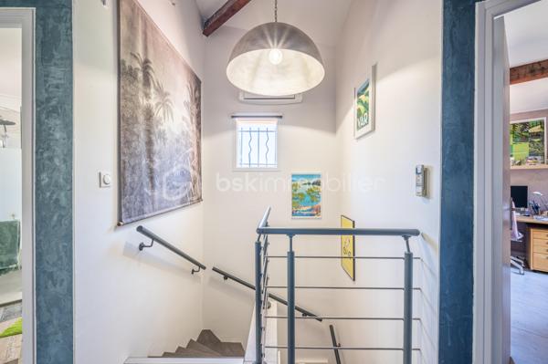 A La Valette-du-Var, dans un quartier résidentiel apprécié, proche de l'Avenue 83 et de toutes commodités,
Découvrez cette superbe villa d'environ 115 m² habitables, entièrement rénovée avec des prestations de qualité et pensée pour le confort quotidien.

Dès l'entrée, vous serez séduits par sa vaste pièce de vie d'environ 37 m² baignée de lumière, composée d'un salon-séjour chaleureux ouvrant sur une agréable terrasse et le jardin. La grande cuisine indépendante, conviviale et fonctionnelle, offre un espace idéal pour partager de beaux moments en famille ou entre amis.

Côté nuit, la maison dispose de quatre belles chambres, parfaites pour accueillir une famille ou aménager un bureau selon vos besoins.

Aucun travaux à prévoir : menuiseries refaites, prestations soignées, panneaux solaires pour une meilleure maîtrise des dépenses énergétiques... tout a été pensé pour vous offrir une maison clé en main.

Au sous-sol, un grand garage, une grande buanderie avec fenêtres et adoucisseur d'eau et une cave viennent compléter ce très bel ensemble pour vous rendre la vie encore plus agréable. Une place de stationnement privatif devant le garage et des places libres proche de la maison vous rendra le quotidien plaisant.

Une maison familiale où il ne reste plus qu'à poser ses valises.
Une opportunité rare sur le secteur de La Valette-du-Var, alors appelez-moi pour programmer une visite
