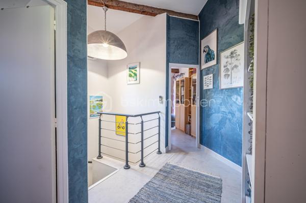 A La Valette-du-Var, dans un quartier résidentiel apprécié, proche de l'Avenue 83 et de toutes commodités,
Découvrez cette superbe villa d'environ 115 m² habitables, entièrement rénovée avec des prestations de qualité et pensée pour le confort quotidien.

Dès l'entrée, vous serez séduits par sa vaste pièce de vie d'environ 37 m² baignée de lumière, composée d'un salon-séjour chaleureux ouvrant sur une agréable terrasse et le jardin. La grande cuisine indépendante, conviviale et fonctionnelle, offre un espace idéal pour partager de beaux moments en famille ou entre amis.

Côté nuit, la maison dispose de quatre belles chambres, parfaites pour accueillir une famille ou aménager un bureau selon vos besoins.

Aucun travaux à prévoir : menuiseries refaites, prestations soignées, panneaux solaires pour une meilleure maîtrise des dépenses énergétiques... tout a été pensé pour vous offrir une maison clé en main.

Au sous-sol, un grand garage, une grande buanderie avec fenêtres et adoucisseur d'eau et une cave viennent compléter ce très bel ensemble pour vous rendre la vie encore plus agréable. Une place de stationnement privatif devant le garage et des places libres proche de la maison vous rendra le quotidien plaisant.

Une maison familiale où il ne reste plus qu'à poser ses valises.
Une opportunité rare sur le secteur de La Valette-du-Var, alors appelez-moi pour programmer une visite