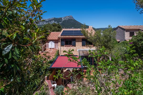 A La Valette-du-Var, dans un quartier résidentiel apprécié, proche de l'Avenue 83 et de toutes commodités,
Découvrez cette superbe villa d'environ 115 m² habitables, entièrement rénovée avec des prestations de qualité et pensée pour le confort quotidien.

Dès l'entrée, vous serez séduits par sa vaste pièce de vie d'environ 37 m² baignée de lumière, composée d'un salon-séjour chaleureux ouvrant sur une agréable terrasse et le jardin. La grande cuisine indépendante, conviviale et fonctionnelle, offre un espace idéal pour partager de beaux moments en famille ou entre amis.

Côté nuit, la maison dispose de quatre belles chambres, parfaites pour accueillir une famille ou aménager un bureau selon vos besoins.

Aucun travaux à prévoir : menuiseries refaites, prestations soignées, panneaux solaires pour une meilleure maîtrise des dépenses énergétiques... tout a été pensé pour vous offrir une maison clé en main.

Au sous-sol, un grand garage, une grande buanderie avec fenêtres et adoucisseur d'eau et une cave viennent compléter ce très bel ensemble pour vous rendre la vie encore plus agréable. Une place de stationnement privatif devant le garage et des places libres proche de la maison vous rendra le quotidien plaisant.

Une maison familiale où il ne reste plus qu'à poser ses valises.
Une opportunité rare sur le secteur de La Valette-du-Var, alors appelez-moi pour programmer une visite
