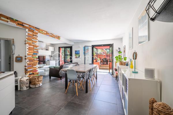A La Valette-du-Var, dans un quartier résidentiel apprécié, proche de l'Avenue 83 et de toutes commodités,
Découvrez cette superbe villa d'environ 115 m² habitables, entièrement rénovée avec des prestations de qualité et pensée pour le confort quotidien.

Dès l'entrée, vous serez séduits par sa vaste pièce de vie d'environ 37 m² baignée de lumière, composée d'un salon-séjour chaleureux ouvrant sur une agréable terrasse et le jardin. La grande cuisine indépendante, conviviale et fonctionnelle, offre un espace idéal pour partager de beaux moments en famille ou entre amis.

Côté nuit, la maison dispose de quatre belles chambres, parfaites pour accueillir une famille ou aménager un bureau selon vos besoins.

Aucun travaux à prévoir : menuiseries refaites, prestations soignées, panneaux solaires pour une meilleure maîtrise des dépenses énergétiques... tout a été pensé pour vous offrir une maison clé en main.

Au sous-sol, un grand garage, une grande buanderie avec fenêtres et adoucisseur d'eau et une cave viennent compléter ce très bel ensemble pour vous rendre la vie encore plus agréable. Une place de stationnement privatif devant le garage et des places libres proche de la maison vous rendra le quotidien plaisant.

Une maison familiale où il ne reste plus qu'à poser ses valises.
Une opportunité rare sur le secteur de La Valette-du-Var, alors appelez-moi pour programmer une visite