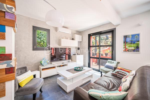 A La Valette-du-Var, dans un quartier résidentiel apprécié, proche de l'Avenue 83 et de toutes commodités,
Découvrez cette superbe villa d'environ 115 m² habitables, entièrement rénovée avec des prestations de qualité et pensée pour le confort quotidien.

Dès l'entrée, vous serez séduits par sa vaste pièce de vie d'environ 37 m² baignée de lumière, composée d'un salon-séjour chaleureux ouvrant sur une agréable terrasse et le jardin. La grande cuisine indépendante, conviviale et fonctionnelle, offre un espace idéal pour partager de beaux moments en famille ou entre amis.

Côté nuit, la maison dispose de quatre belles chambres, parfaites pour accueillir une famille ou aménager un bureau selon vos besoins.

Aucun travaux à prévoir : menuiseries refaites, prestations soignées, panneaux solaires pour une meilleure maîtrise des dépenses énergétiques... tout a été pensé pour vous offrir une maison clé en main.

Au sous-sol, un grand garage, une grande buanderie avec fenêtres et adoucisseur d'eau et une cave viennent compléter ce très bel ensemble pour vous rendre la vie encore plus agréable. Une place de stationnement privatif devant le garage et des places libres proche de la maison vous rendra le quotidien plaisant.

Une maison familiale où il ne reste plus qu'à poser ses valises.
Une opportunité rare sur le secteur de La Valette-du-Var, alors appelez-moi pour programmer une visite
