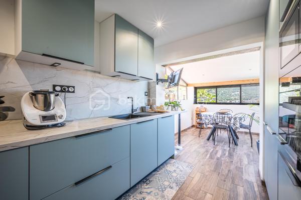 A La Valette-du-Var, dans un quartier résidentiel apprécié, proche de l'Avenue 83 et de toutes commodités,
Découvrez cette superbe villa d'environ 115 m² habitables, entièrement rénovée avec des prestations de qualité et pensée pour le confort quotidien.

Dès l'entrée, vous serez séduits par sa vaste pièce de vie d'environ 37 m² baignée de lumière, composée d'un salon-séjour chaleureux ouvrant sur une agréable terrasse et le jardin. La grande cuisine indépendante, conviviale et fonctionnelle, offre un espace idéal pour partager de beaux moments en famille ou entre amis.

Côté nuit, la maison dispose de quatre belles chambres, parfaites pour accueillir une famille ou aménager un bureau selon vos besoins.

Aucun travaux à prévoir : menuiseries refaites, prestations soignées, panneaux solaires pour une meilleure maîtrise des dépenses énergétiques... tout a été pensé pour vous offrir une maison clé en main.

Au sous-sol, un grand garage, une grande buanderie avec fenêtres et adoucisseur d'eau et une cave viennent compléter ce très bel ensemble pour vous rendre la vie encore plus agréable. Une place de stationnement privatif devant le garage et des places libres proche de la maison vous rendra le quotidien plaisant.

Une maison familiale où il ne reste plus qu'à poser ses valises.
Une opportunité rare sur le secteur de La Valette-du-Var, alors appelez-moi pour programmer une visite
