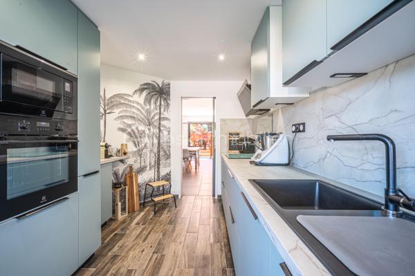 A La Valette-du-Var, dans un quartier résidentiel apprécié, proche de l'Avenue 83 et de toutes commodités,
Découvrez cette superbe villa d'environ 115 m² habitables, entièrement rénovée avec des prestations de qualité et pensée pour le confort quotidien.

Dès l'entrée, vous serez séduits par sa vaste pièce de vie d'environ 37 m² baignée de lumière, composée d'un salon-séjour chaleureux ouvrant sur une agréable terrasse et le jardin. La grande cuisine indépendante, conviviale et fonctionnelle, offre un espace idéal pour partager de beaux moments en famille ou entre amis.

Côté nuit, la maison dispose de quatre belles chambres, parfaites pour accueillir une famille ou aménager un bureau selon vos besoins.

Aucun travaux à prévoir : menuiseries refaites, prestations soignées, panneaux solaires pour une meilleure maîtrise des dépenses énergétiques... tout a été pensé pour vous offrir une maison clé en main.

Au sous-sol, un grand garage, une grande buanderie avec fenêtres et adoucisseur d'eau et une cave viennent compléter ce très bel ensemble pour vous rendre la vie encore plus agréable. Une place de stationnement privatif devant le garage et des places libres proche de la maison vous rendra le quotidien plaisant.

Une maison familiale où il ne reste plus qu'à poser ses valises.
Une opportunité rare sur le secteur de La Valette-du-Var, alors appelez-moi pour programmer une visite