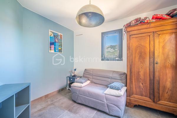 A La Valette-du-Var, dans un quartier résidentiel apprécié, proche de l'Avenue 83 et de toutes commodités,
Découvrez cette superbe villa d'environ 115 m² habitables, entièrement rénovée avec des prestations de qualité et pensée pour le confort quotidien.

Dès l'entrée, vous serez séduits par sa vaste pièce de vie d'environ 37 m² baignée de lumière, composée d'un salon-séjour chaleureux ouvrant sur une agréable terrasse et le jardin. La grande cuisine indépendante, conviviale et fonctionnelle, offre un espace idéal pour partager de beaux moments en famille ou entre amis.

Côté nuit, la maison dispose de quatre belles chambres, parfaites pour accueillir une famille ou aménager un bureau selon vos besoins.

Aucun travaux à prévoir : menuiseries refaites, prestations soignées, panneaux solaires pour une meilleure maîtrise des dépenses énergétiques... tout a été pensé pour vous offrir une maison clé en main.

Au sous-sol, un grand garage, une grande buanderie avec fenêtres et adoucisseur d'eau et une cave viennent compléter ce très bel ensemble pour vous rendre la vie encore plus agréable. Une place de stationnement privatif devant le garage et des places libres proche de la maison vous rendra le quotidien plaisant.

Une maison familiale où il ne reste plus qu'à poser ses valises.
Une opportunité rare sur le secteur de La Valette-du-Var, alors appelez-moi pour programmer une visite