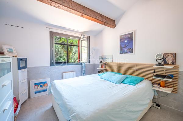 A La Valette-du-Var, dans un quartier résidentiel apprécié, proche de l'Avenue 83 et de toutes commodités,
Découvrez cette superbe villa d'environ 115 m² habitables, entièrement rénovée avec des prestations de qualité et pensée pour le confort quotidien.

Dès l'entrée, vous serez séduits par sa vaste pièce de vie d'environ 37 m² baignée de lumière, composée d'un salon-séjour chaleureux ouvrant sur une agréable terrasse et le jardin. La grande cuisine indépendante, conviviale et fonctionnelle, offre un espace idéal pour partager de beaux moments en famille ou entre amis.

Côté nuit, la maison dispose de quatre belles chambres, parfaites pour accueillir une famille ou aménager un bureau selon vos besoins.

Aucun travaux à prévoir : menuiseries refaites, prestations soignées, panneaux solaires pour une meilleure maîtrise des dépenses énergétiques... tout a été pensé pour vous offrir une maison clé en main.

Au sous-sol, un grand garage, une grande buanderie avec fenêtres et adoucisseur d'eau et une cave viennent compléter ce très bel ensemble pour vous rendre la vie encore plus agréable. Une place de stationnement privatif devant le garage et des places libres proche de la maison vous rendra le quotidien plaisant.

Une maison familiale où il ne reste plus qu'à poser ses valises.
Une opportunité rare sur le secteur de La Valette-du-Var, alors appelez-moi pour programmer une visite