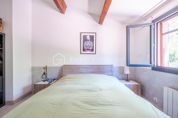 A La Valette-du-Var, dans un quartier résidentiel apprécié, proche de l'Avenue 83 et de toutes commodités,
Découvrez cette superbe villa d'environ 115 m² habitables, entièrement rénovée avec des prestations de qualité et pensée pour le confort quotidien.

Dès l'entrée, vous serez séduits par sa vaste pièce de vie d'environ 37 m² baignée de lumière, composée d'un salon-séjour chaleureux ouvrant sur une agréable terrasse et le jardin. La grande cuisine indépendante, conviviale et fonctionnelle, offre un espace idéal pour partager de beaux moments en famille ou entre amis.

Côté nuit, la maison dispose de quatre belles chambres, parfaites pour accueillir une famille ou aménager un bureau selon vos besoins.

Aucun travaux à prévoir : menuiseries refaites, prestations soignées, panneaux solaires pour une meilleure maîtrise des dépenses énergétiques... tout a été pensé pour vous offrir une maison clé en main.

Au sous-sol, un grand garage, une grande buanderie avec fenêtres et adoucisseur d'eau et une cave viennent compléter ce très bel ensemble pour vous rendre la vie encore plus agréable. Une place de stationnement privatif devant le garage et des places libres proche de la maison vous rendra le quotidien plaisant.

Une maison familiale où il ne reste plus qu'à poser ses valises.
Une opportunité rare sur le secteur de La Valette-du-Var, alors appelez-moi pour programmer une visite