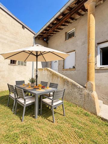 Sur la commune de Sourcieux les Mines, je vous propose ce bien atypique, situé dans un ancien corps de ferme de seulement 8 logements.
Au calme parfait, ce futur lieu de vie vous offre au 1er niveau, une belle pièce de vie en double exposition, une buanderie.
Au 2ème et dernier niveau, deux chambres, une salle de bain - Vous pourrez profiter d'un jardin clôturé privatif. Une cave voutée d'environ 30 M2 vous offre un potentiel d'agrandissement (escalier communiquant avec le bien) - Chauffage individuel électrique - dble vitrage - deux places de stationnement privatives - 
Ecoles à proximité - 10 minutes de la commune de Lentilly - 30 minutes de Lyon - accès à l'A89 à 10 minutes - gare de Sain bel à 5 minutes en direction du Vieux Lyon - 
Ramassages scolaires pour les collèges de Lentilly ou l'Arbresle.
Appartement coup de coeur pour ceux qui aiment le calme, et les biens atypiques avec beaucoup de charme.....