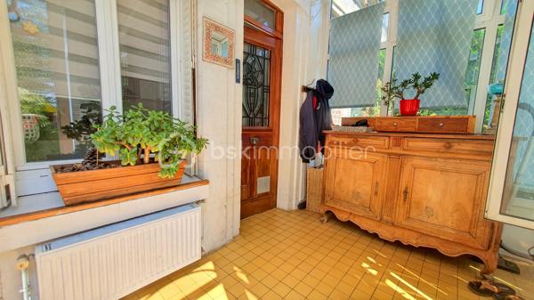 ATTENTION Coup de cœur INÉVITABLE !

Située dans une rue paisible du très recherché QUARTIER SAINTE-CÉCILE, cette coquette maison de caractère du début du XXe siècle offre un cadre de vie rare, mêlant CHARME DE L'ANCIEN, CONFORT MODERNE et JARDIN sans aucun vis-à-vis.

Derrière sa jolie façade en briques, elle dévoile une atmosphère chaleureuse et un confort moderne.

🔹 Dès l'entrée, vous découvrirez une agréable pièce de vie composée d'une cuisine ouverte, entièrement refaite en 2025, conviviale et fonctionnelle, prolongée par l'espace repas. Le salon, baigné de lumière, offre un cadre cosy avec son PARQUET ancien et sa CHEMINÉE d'époque, véritable invitation à la rêverie.

🔹 Le rez-de-chaussée comprend également une salle d'eau ainsi que des WC indépendants.

🔹 À l'étage, un palier dessert deux chambres, dont une belle chambre de plus de 12m² avec rangement intégré et une seconde idéale pour une chambre d'enfant, un bureau ou une pièce d'appoint.

🔹 À l'extérieur, le véritable atout de cette maison vous attend : un JARDIN CLOS, ARBORÉ et sans aucun vis-à-vis, VÉRITABLE COCON de verdure où profiter des beaux jours en toute tranquillité. 

Une grande CAVE ainsi qu'un GARAGE avec PORTE MOTORISÉE, complètent ce bien.

✨ Ses ATOUTS MAJEURS :

- Maison de CARACTÈRE datant de 1906
- Quartier Sainte-Cécile, recherché pour son CALME et sa QUALITÉ DE VIE
- JARDIN INTIMISTE sans vis-à-vis
- CUISINE RÉCENTE (2025)
- CHAUDIÈRE NEUVE (2025)
- TOITURE NEUVE (2023)
- GARAGE récent (2022)
- CAVE spacieuse

Maison entretenue, décorée avec goût et prête à accueillir ses nouveaux propriétaires.
IDÉALE pour un premier achat, un jeune couple ou une personne seule souhaitant profiter d'un cadre de vie paisible tout en restant à proximité des commerces, des écoles et des transports.

♡ Une visite suffira à vous séduire…
