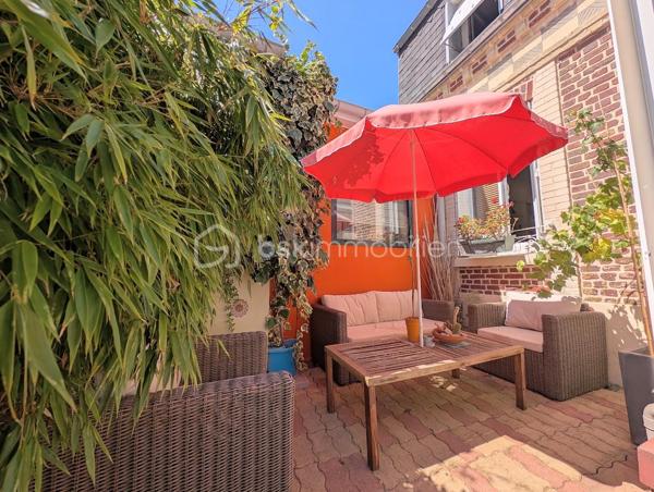 ATTENTION Coup de cœur INÉVITABLE !

Située dans une rue paisible du très recherché QUARTIER SAINTE-CÉCILE, cette coquette maison de caractère du début du XXe siècle offre un cadre de vie rare, mêlant CHARME DE L'ANCIEN, CONFORT MODERNE et JARDIN sans aucun vis-à-vis.

Derrière sa jolie façade en briques, elle dévoile une atmosphère chaleureuse et un confort moderne.

🔹 Dès l'entrée, vous découvrirez une agréable pièce de vie composée d'une cuisine ouverte, entièrement refaite en 2025, conviviale et fonctionnelle, prolongée par l'espace repas. Le salon, baigné de lumière, offre un cadre cosy avec son PARQUET ancien et sa CHEMINÉE d'époque, véritable invitation à la rêverie.

🔹 Le rez-de-chaussée comprend également une salle d'eau ainsi que des WC indépendants.

🔹 À l'étage, un palier dessert deux chambres, dont une belle chambre de plus de 12m² avec rangement intégré et une seconde idéale pour une chambre d'enfant, un bureau ou une pièce d'appoint.

🔹 À l'extérieur, le véritable atout de cette maison vous attend : un JARDIN CLOS, ARBORÉ et sans aucun vis-à-vis, VÉRITABLE COCON de verdure où profiter des beaux jours en toute tranquillité. 

Une grande CAVE ainsi qu'un GARAGE avec PORTE MOTORISÉE, complètent ce bien.

✨ Ses ATOUTS MAJEURS :

- Maison de CARACTÈRE datant de 1906
- Quartier Sainte-Cécile, recherché pour son CALME et sa QUALITÉ DE VIE
- JARDIN INTIMISTE sans vis-à-vis
- CUISINE RÉCENTE (2025)
- CHAUDIÈRE NEUVE (2025)
- TOITURE NEUVE (2023)
- GARAGE récent (2022)
- CAVE spacieuse

Maison entretenue, décorée avec goût et prête à accueillir ses nouveaux propriétaires.
IDÉALE pour un premier achat, un jeune couple ou une personne seule souhaitant profiter d'un cadre de vie paisible tout en restant à proximité des commerces, des écoles et des transports.

♡ Une visite suffira à vous séduire…