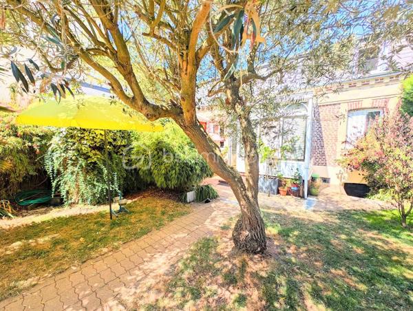 ATTENTION Coup de cœur INÉVITABLE !

Située dans une rue paisible du très recherché QUARTIER SAINTE-CÉCILE, cette coquette maison de caractère du début du XXe siècle offre un cadre de vie rare, mêlant CHARME DE L'ANCIEN, CONFORT MODERNE et JARDIN sans aucun vis-à-vis.

Derrière sa jolie façade en briques, elle dévoile une atmosphère chaleureuse et un confort moderne.

🔹 Dès l'entrée, vous découvrirez une agréable pièce de vie composée d'une cuisine ouverte, entièrement refaite en 2025, conviviale et fonctionnelle, prolongée par l'espace repas. Le salon, baigné de lumière, offre un cadre cosy avec son PARQUET ancien et sa CHEMINÉE d'époque, véritable invitation à la rêverie.

🔹 Le rez-de-chaussée comprend également une salle d'eau ainsi que des WC indépendants.

🔹 À l'étage, un palier dessert deux chambres, dont une belle chambre de plus de 12m² avec rangement intégré et une seconde idéale pour une chambre d'enfant, un bureau ou une pièce d'appoint.

🔹 À l'extérieur, le véritable atout de cette maison vous attend : un JARDIN CLOS, ARBORÉ et sans aucun vis-à-vis, VÉRITABLE COCON de verdure où profiter des beaux jours en toute tranquillité. 

Une grande CAVE ainsi qu'un GARAGE avec PORTE MOTORISÉE, complètent ce bien.

✨ Ses ATOUTS MAJEURS :

- Maison de CARACTÈRE datant de 1906
- Quartier Sainte-Cécile, recherché pour son CALME et sa QUALITÉ DE VIE
- JARDIN INTIMISTE sans vis-à-vis
- CUISINE RÉCENTE (2025)
- CHAUDIÈRE NEUVE (2025)
- TOITURE NEUVE (2023)
- GARAGE récent (2022)
- CAVE spacieuse

Maison entretenue, décorée avec goût et prête à accueillir ses nouveaux propriétaires.
IDÉALE pour un premier achat, un jeune couple ou une personne seule souhaitant profiter d'un cadre de vie paisible tout en restant à proximité des commerces, des écoles et des transports.

♡ Une visite suffira à vous séduire…