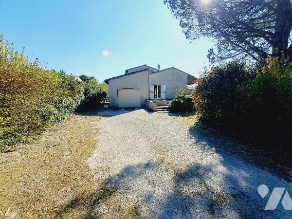 SAUZET, maison de 113m² habitable avec jardin clos de 1350m² et garage.