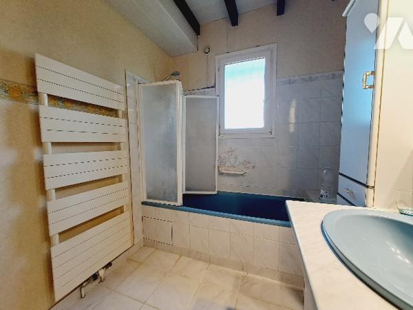 SAUZET, maison de 113m² habitable avec jardin clos de 1350m² et garage.