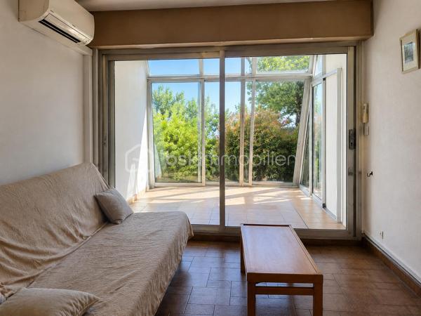 Il y a des biens que l'on achète pour leur intérieur... et d'autres que l'on choisit pour leur emplacement et tout ce qu'ils offrent. Celui-ci fait clairement partie de la seconde catégorie.

Situé au cœur de la très recherchée résidence La Croisière, ce studio réunit des prestations devenues particulièrement rares à Port Camargue : une grande loggia de 11 m², un jardinet privatif avec accès direct au chemin menant au port de plaisance, un garage, un cellier et, véritable privilège, un anneau privé de 3 mètres pour profiter pleinement de la vie sur l'eau.
L'intérieur laisse libre cours à votre imagination. Vous pourrez créer un appartement entièrement à votre image, sans avoir à composer avec des aménagements qui ne vous ressemblent pas. C'est l'occasion de concevoir un véritable pied-à-terre dans l'une des résidences les plus appréciées de Port Camargue.
Afin de vous aider à vous projeter, plusieurs propositions d’aménagement réalisées avec des meubles et équipements disponibles dans le commerce vous sont présentées à titre d’inspiration. Elles permettent d’imaginer tout le potentiel du studio et de sa grande loggia, avec des solutions simples, accessibles et facilement réalisables.

Que vous soyez plaisancier, amateur de bord de mer ou investisseur à la recherche d'un bien à fort potentiel, cette opportunité mérite toute votre attention.
Les biens réunissant un garage, un cellier, un jardinet et un anneau privé sont aujourd'hui extrêmement rares sur le marché.

Prix négociable. Toutes les propositions sérieuses seront étudiées.