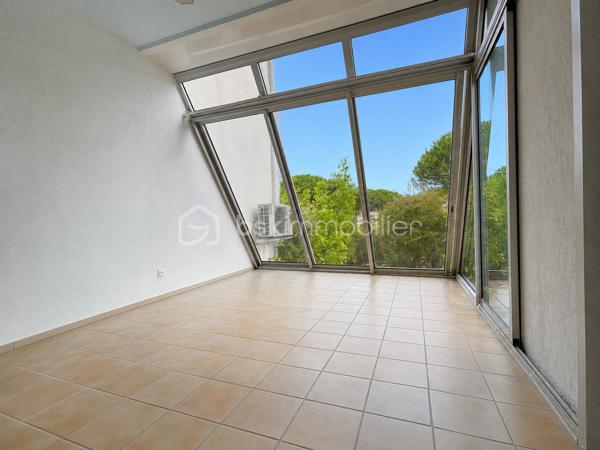 Il y a des biens que l'on achète pour leur intérieur... et d'autres que l'on choisit pour leur emplacement et tout ce qu'ils offrent. Celui-ci fait clairement partie de la seconde catégorie.

Situé au cœur de la très recherchée résidence La Croisière, ce studio réunit des prestations devenues particulièrement rares à Port Camargue : une grande loggia de 11 m², un jardinet privatif avec accès direct au chemin menant au port de plaisance, un garage, un cellier et, véritable privilège, un anneau privé de 3 mètres pour profiter pleinement de la vie sur l'eau.
L'intérieur laisse libre cours à votre imagination. Vous pourrez créer un appartement entièrement à votre image, sans avoir à composer avec des aménagements qui ne vous ressemblent pas. C'est l'occasion de concevoir un véritable pied-à-terre dans l'une des résidences les plus appréciées de Port Camargue.
Afin de vous aider à vous projeter, plusieurs propositions d’aménagement réalisées avec des meubles et équipements disponibles dans le commerce vous sont présentées à titre d’inspiration. Elles permettent d’imaginer tout le potentiel du studio et de sa grande loggia, avec des solutions simples, accessibles et facilement réalisables.

Que vous soyez plaisancier, amateur de bord de mer ou investisseur à la recherche d'un bien à fort potentiel, cette opportunité mérite toute votre attention.
Les biens réunissant un garage, un cellier, un jardinet et un anneau privé sont aujourd'hui extrêmement rares sur le marché.

Prix négociable. Toutes les propositions sérieuses seront étudiées.