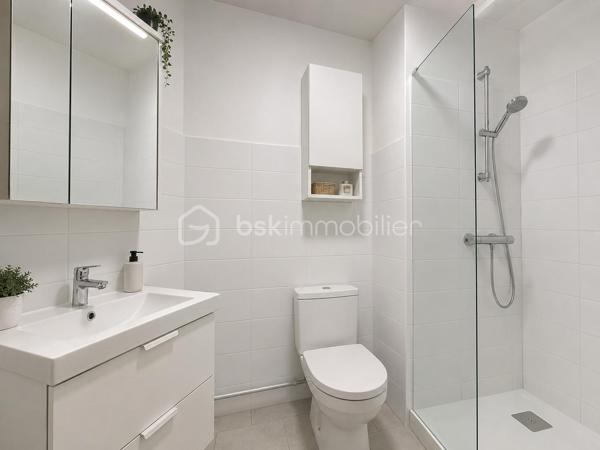 Il y a des biens que l'on achète pour leur intérieur... et d'autres que l'on choisit pour leur emplacement et tout ce qu'ils offrent. Celui-ci fait clairement partie de la seconde catégorie.

Situé au cœur de la très recherchée résidence La Croisière, ce studio réunit des prestations devenues particulièrement rares à Port Camargue : une grande loggia de 11 m², un jardinet privatif avec accès direct au chemin menant au port de plaisance, un garage, un cellier et, véritable privilège, un anneau privé de 3 mètres pour profiter pleinement de la vie sur l'eau.
L'intérieur laisse libre cours à votre imagination. Vous pourrez créer un appartement entièrement à votre image, sans avoir à composer avec des aménagements qui ne vous ressemblent pas. C'est l'occasion de concevoir un véritable pied-à-terre dans l'une des résidences les plus appréciées de Port Camargue.
Afin de vous aider à vous projeter, plusieurs propositions d’aménagement réalisées avec des meubles et équipements disponibles dans le commerce vous sont présentées à titre d’inspiration. Elles permettent d’imaginer tout le potentiel du studio et de sa grande loggia, avec des solutions simples, accessibles et facilement réalisables.

Que vous soyez plaisancier, amateur de bord de mer ou investisseur à la recherche d'un bien à fort potentiel, cette opportunité mérite toute votre attention.
Les biens réunissant un garage, un cellier, un jardinet et un anneau privé sont aujourd'hui extrêmement rares sur le marché.

Prix négociable. Toutes les propositions sérieuses seront étudiées.
