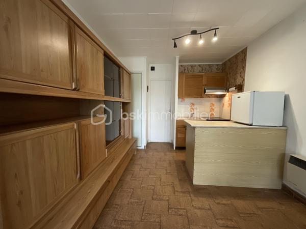Il y a des biens que l'on achète pour leur intérieur... et d'autres que l'on choisit pour leur emplacement et tout ce qu'ils offrent. Celui-ci fait clairement partie de la seconde catégorie.

Situé au cœur de la très recherchée résidence La Croisière, ce studio réunit des prestations devenues particulièrement rares à Port Camargue : une grande loggia de 11 m², un jardinet privatif avec accès direct au chemin menant au port de plaisance, un garage, un cellier et, véritable privilège, un anneau privé de 3 mètres pour profiter pleinement de la vie sur l'eau.
L'intérieur laisse libre cours à votre imagination. Vous pourrez créer un appartement entièrement à votre image, sans avoir à composer avec des aménagements qui ne vous ressemblent pas. C'est l'occasion de concevoir un véritable pied-à-terre dans l'une des résidences les plus appréciées de Port Camargue.
Afin de vous aider à vous projeter, plusieurs propositions d’aménagement réalisées avec des meubles et équipements disponibles dans le commerce vous sont présentées à titre d’inspiration. Elles permettent d’imaginer tout le potentiel du studio et de sa grande loggia, avec des solutions simples, accessibles et facilement réalisables.

Que vous soyez plaisancier, amateur de bord de mer ou investisseur à la recherche d'un bien à fort potentiel, cette opportunité mérite toute votre attention.
Les biens réunissant un garage, un cellier, un jardinet et un anneau privé sont aujourd'hui extrêmement rares sur le marché.

Prix négociable. Toutes les propositions sérieuses seront étudiées.