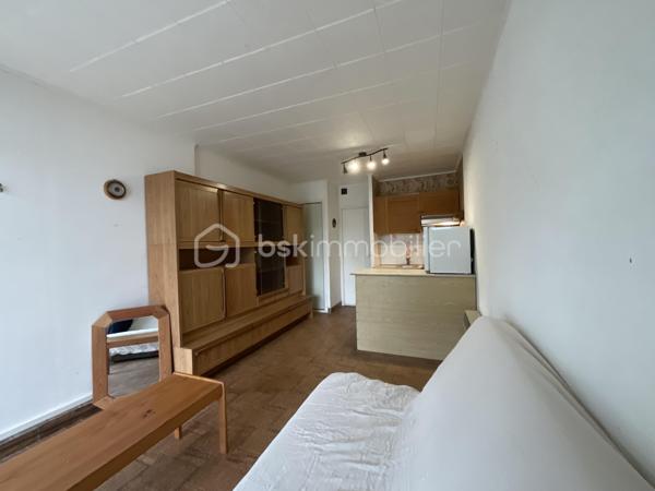 Il y a des biens que l'on achète pour leur intérieur... et d'autres que l'on choisit pour leur emplacement et tout ce qu'ils offrent. Celui-ci fait clairement partie de la seconde catégorie.

Situé au cœur de la très recherchée résidence La Croisière, ce studio réunit des prestations devenues particulièrement rares à Port Camargue : une grande loggia de 11 m², un jardinet privatif avec accès direct au chemin menant au port de plaisance, un garage, un cellier et, véritable privilège, un anneau privé de 3 mètres pour profiter pleinement de la vie sur l'eau.
L'intérieur laisse libre cours à votre imagination. Vous pourrez créer un appartement entièrement à votre image, sans avoir à composer avec des aménagements qui ne vous ressemblent pas. C'est l'occasion de concevoir un véritable pied-à-terre dans l'une des résidences les plus appréciées de Port Camargue.
Afin de vous aider à vous projeter, plusieurs propositions d’aménagement réalisées avec des meubles et équipements disponibles dans le commerce vous sont présentées à titre d’inspiration. Elles permettent d’imaginer tout le potentiel du studio et de sa grande loggia, avec des solutions simples, accessibles et facilement réalisables.

Que vous soyez plaisancier, amateur de bord de mer ou investisseur à la recherche d'un bien à fort potentiel, cette opportunité mérite toute votre attention.
Les biens réunissant un garage, un cellier, un jardinet et un anneau privé sont aujourd'hui extrêmement rares sur le marché.

Prix négociable. Toutes les propositions sérieuses seront étudiées.