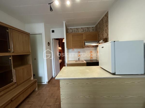 Il y a des biens que l'on achète pour leur intérieur... et d'autres que l'on choisit pour leur emplacement et tout ce qu'ils offrent. Celui-ci fait clairement partie de la seconde catégorie.

Situé au cœur de la très recherchée résidence La Croisière, ce studio réunit des prestations devenues particulièrement rares à Port Camargue : une grande loggia de 11 m², un jardinet privatif avec accès direct au chemin menant au port de plaisance, un garage, un cellier et, véritable privilège, un anneau privé de 3 mètres pour profiter pleinement de la vie sur l'eau.
L'intérieur laisse libre cours à votre imagination. Vous pourrez créer un appartement entièrement à votre image, sans avoir à composer avec des aménagements qui ne vous ressemblent pas. C'est l'occasion de concevoir un véritable pied-à-terre dans l'une des résidences les plus appréciées de Port Camargue.
Afin de vous aider à vous projeter, plusieurs propositions d’aménagement réalisées avec des meubles et équipements disponibles dans le commerce vous sont présentées à titre d’inspiration. Elles permettent d’imaginer tout le potentiel du studio et de sa grande loggia, avec des solutions simples, accessibles et facilement réalisables.

Que vous soyez plaisancier, amateur de bord de mer ou investisseur à la recherche d'un bien à fort potentiel, cette opportunité mérite toute votre attention.
Les biens réunissant un garage, un cellier, un jardinet et un anneau privé sont aujourd'hui extrêmement rares sur le marché.

Prix négociable. Toutes les propositions sérieuses seront étudiées.