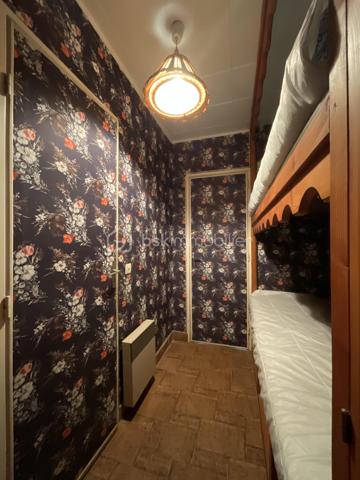 Il y a des biens que l'on achète pour leur intérieur... et d'autres que l'on choisit pour leur emplacement et tout ce qu'ils offrent. Celui-ci fait clairement partie de la seconde catégorie.

Situé au cœur de la très recherchée résidence La Croisière, ce studio réunit des prestations devenues particulièrement rares à Port Camargue : une grande loggia de 11 m², un jardinet privatif avec accès direct au chemin menant au port de plaisance, un garage, un cellier et, véritable privilège, un anneau privé de 3 mètres pour profiter pleinement de la vie sur l'eau.
L'intérieur laisse libre cours à votre imagination. Vous pourrez créer un appartement entièrement à votre image, sans avoir à composer avec des aménagements qui ne vous ressemblent pas. C'est l'occasion de concevoir un véritable pied-à-terre dans l'une des résidences les plus appréciées de Port Camargue.
Afin de vous aider à vous projeter, plusieurs propositions d’aménagement réalisées avec des meubles et équipements disponibles dans le commerce vous sont présentées à titre d’inspiration. Elles permettent d’imaginer tout le potentiel du studio et de sa grande loggia, avec des solutions simples, accessibles et facilement réalisables.

Que vous soyez plaisancier, amateur de bord de mer ou investisseur à la recherche d'un bien à fort potentiel, cette opportunité mérite toute votre attention.
Les biens réunissant un garage, un cellier, un jardinet et un anneau privé sont aujourd'hui extrêmement rares sur le marché.

Prix négociable. Toutes les propositions sérieuses seront étudiées.