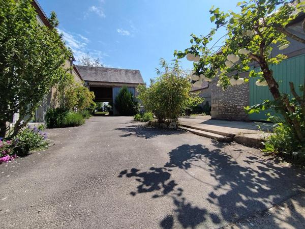 Maison de charme avec grange et dépendance