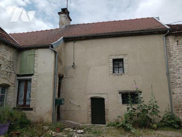 A VENDRE sur la commune d'ESSOYES (Aube), une maison d'habitation, comprenant :
Au rez-de-chau...