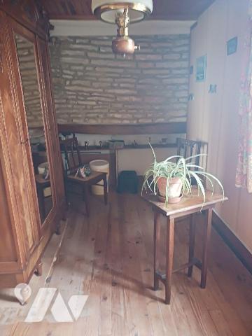 A VENDRE sur la commune d'ESSOYES (Aube), une maison d'habitation, comprenant :
Au rez-de-chau...