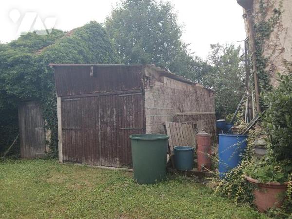 A VENDRE sur la commune d'ESSOYES (Aube), une maison d'habitation, comprenant :
Au rez-de-chau...
