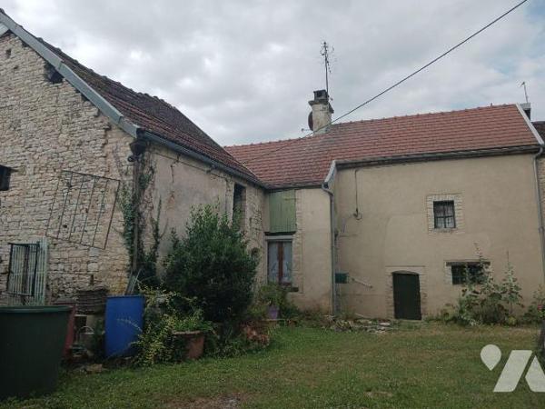 A VENDRE sur la commune d'ESSOYES (Aube), une maison d'habitation, comprenant :
Au rez-de-chau...