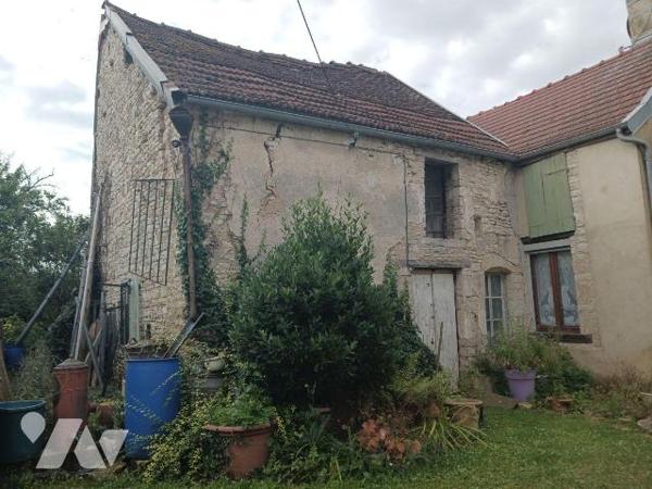 A VENDRE sur la commune d'ESSOYES (Aube), une maison d'habitation, comprenant :
Au rez-de-chau...